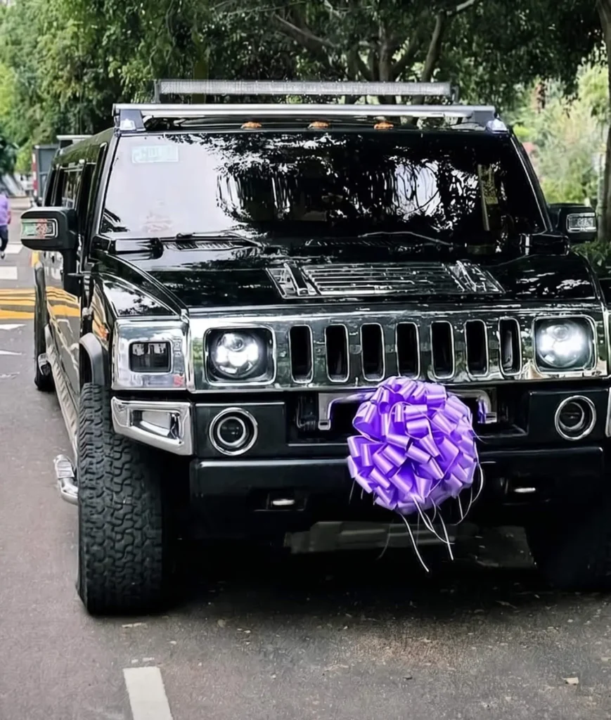 Limusina hummer color negra en las calles de Puebla