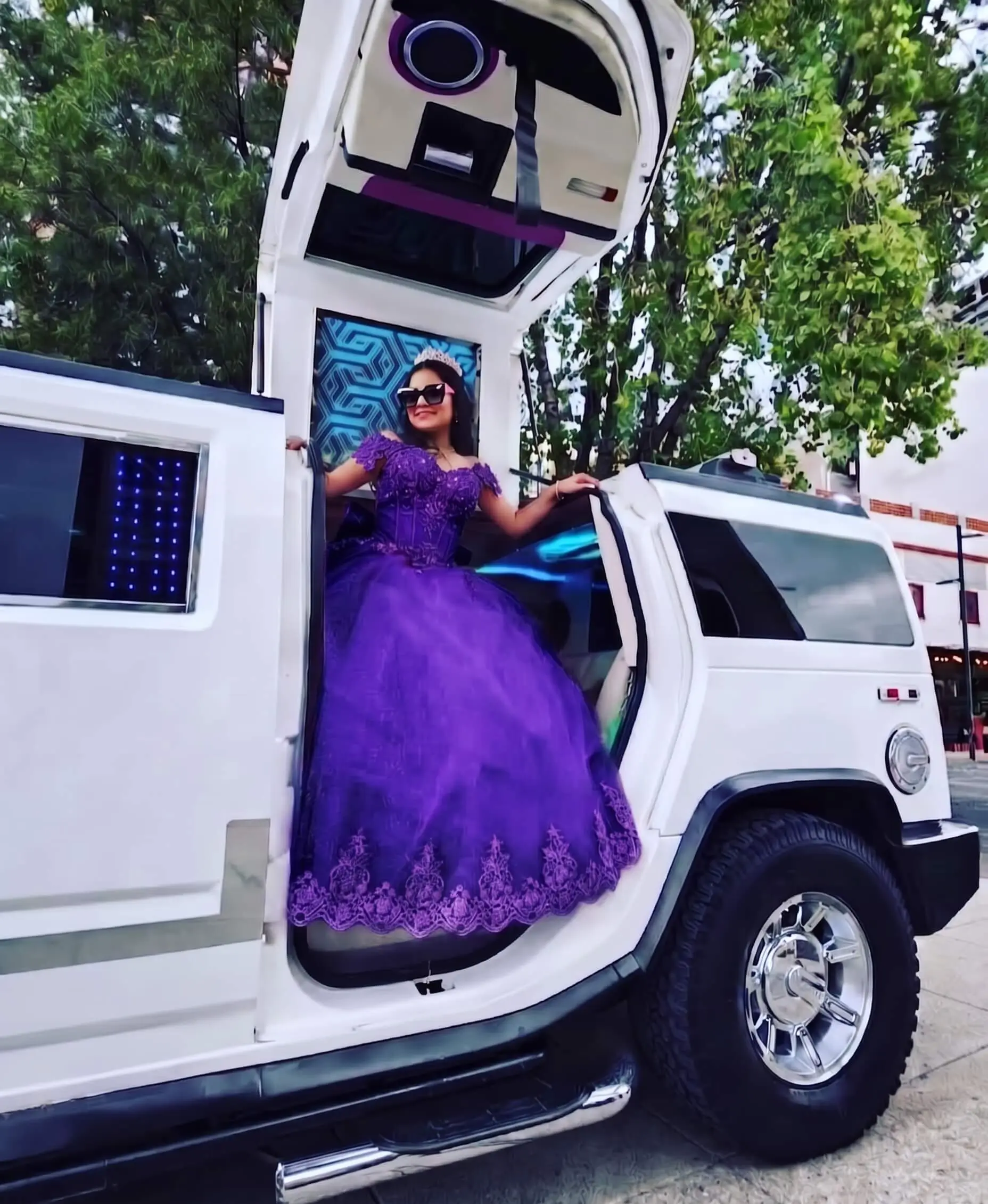 Quinceañera bajando de una limusina hummer blanca